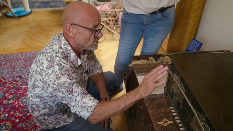 Mario Hämmerle beim Schätzen im Haus von Désirée Schindler. – Bild: ServusTV /​ ON Media