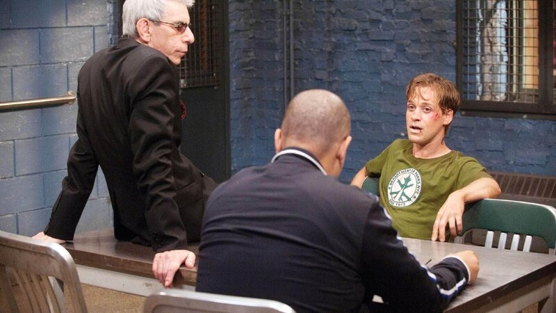 John Munch (Richard Belzer, l.) und Detective „Fin“ Tutuola (Ice-T, M.), glauben den Serienvergewaltiger gefunden zu haben. Doch es stellt sich heraus, dass der mutmaßliche Täter, Gabriel Thomas (T.R. Knight), einen eineiigen Zwillingsbruder hat … – Bild: TVNOW /​ Universal