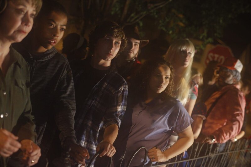 Line of patrons to enter Allen House on Halloween. – Bild: Erin Wilkinson /​ Destination America /​ Discovery Communications