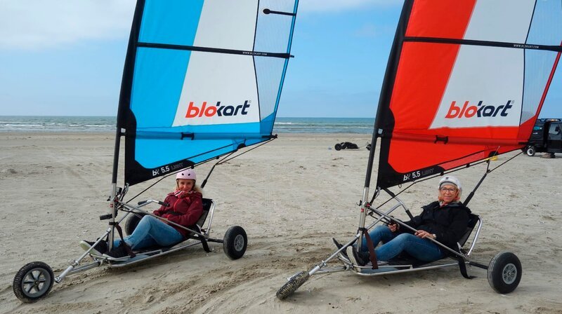Esbjerg/​Dänemark. Blokart fahren mit Irene Weidenbach und Maria Theresia Rausch (auch Mary) auf der Insel Fanö. Weiteres Bildmaterial finden Sie unter www.br-foto.de. – Bild: BR/​Bewegte Zeiten Filmproduktion GmbH/​Megan Ehrmann