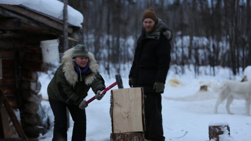 Tyler and Ashley Selden chopping wood outside their cabin. – Bild: Discovery Communications