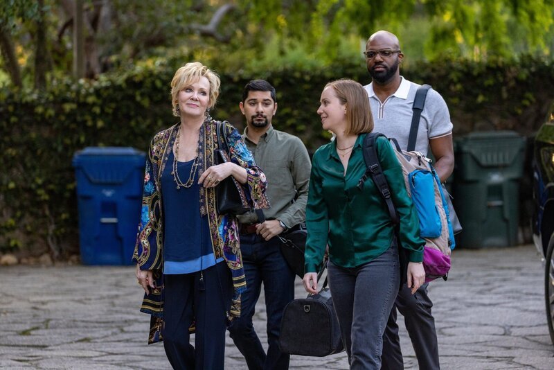 Deborah (Jean Smart, l.) lädt Ava (Hannah Einbinder, 2.v.r.), Marcus (Carl Clemons-Hopkins, r.) und Damien (Mark Indelicato, 2.v.l.) in ihre luxuriöse Zweitvilla in Los Angeles ein – der perfekte Ort, um ihr mit Spannung erwartetes Stand-up-Special zu planen. – Bild: ZDF und Karen Ballard