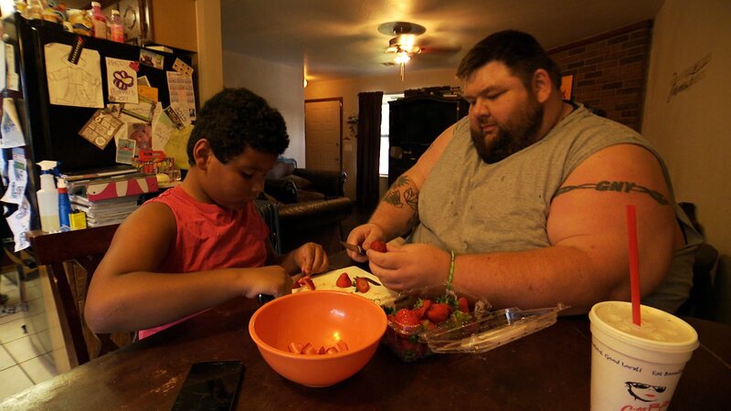 Gideon preparing food with his son Jonathan. – Bild: Discovery Communications