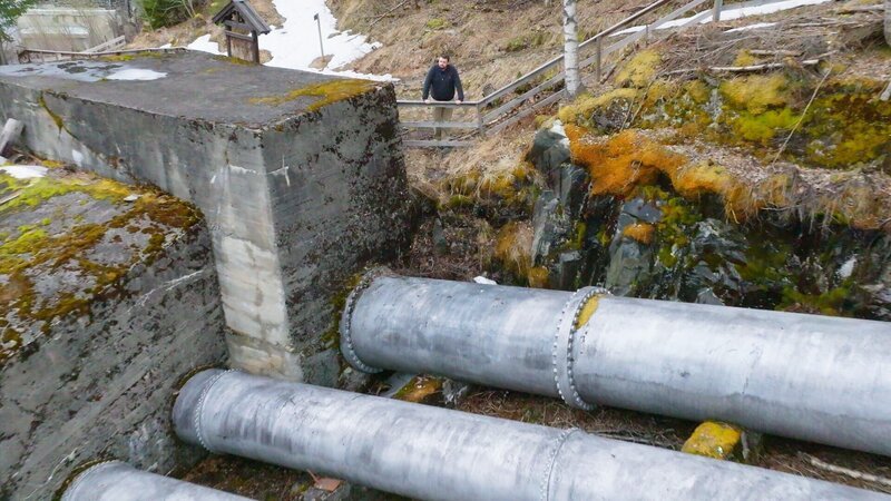 Der Historiker Richard Gogstad untersucht das Kraftwerk Vemork in Rjukan, Norwegen. – Bild: National Geographic