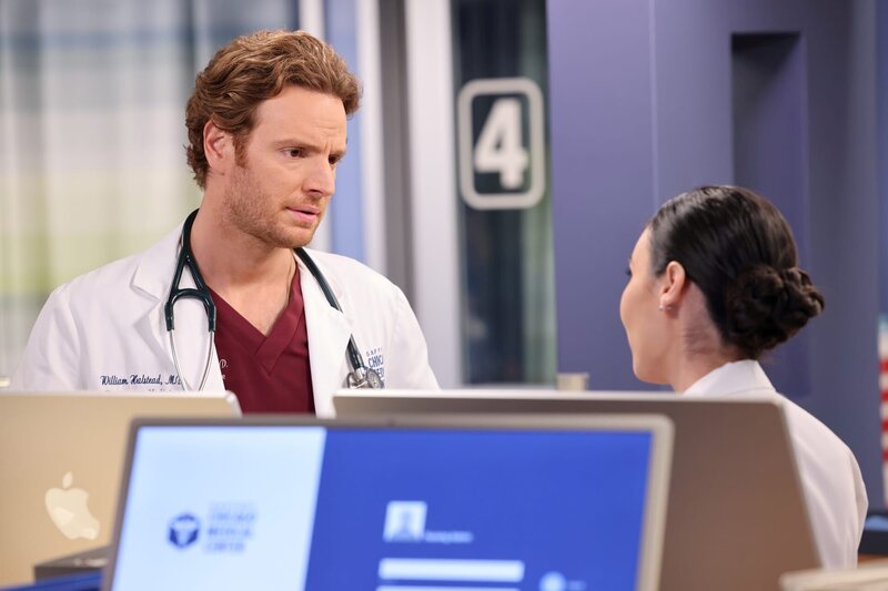 (l-r) Nick Gehlfuss als Will Halstead, Lilah Richcreek Estrada als Nellie Cuevas – Bild: Universal Television LLC