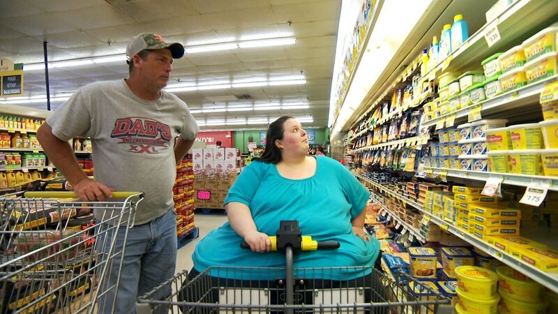 Dottie at the grocery store with her husband Chris. – Bild: TLC /​ 34453_ep407_009 – Photobank /​ Discovery Communications