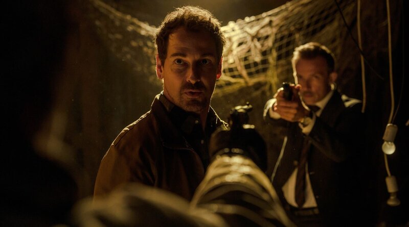 Kriminalkommissar Roland Voit (Felix Kramer) und sein polnischer Partner Zajak (Lucas Gregorowicz, re.) geraten in eine gefährliche Situation. – Bild: HR/​Degeto/​Syrreal Dogs GmbH/​CBS Studios/​Stefan Erhard