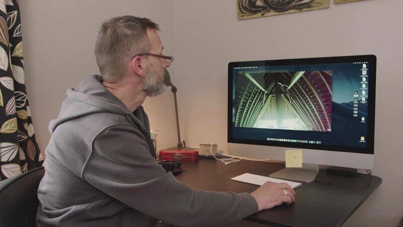 Christian Söder sichtet die von der Wildkamera gemachten Aufnahmen. – Bild: BR/​Michael Ackermann/​Michael Ackermann