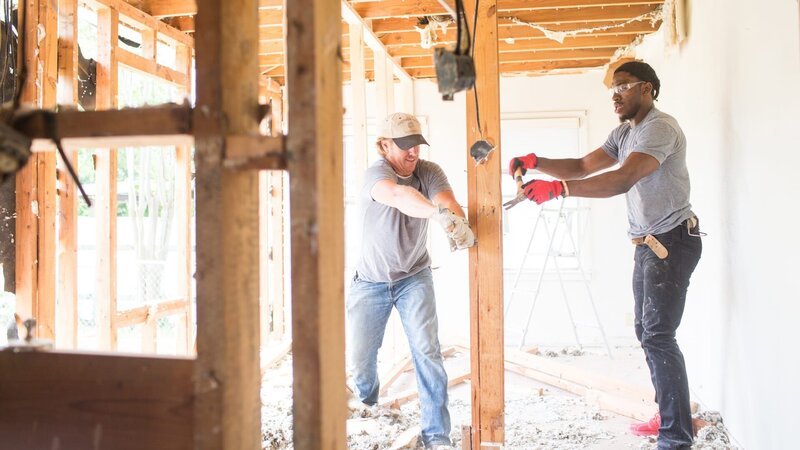 Host Chip Gaines and NFL player RGIII demo the Graham house, as seen on Fixer Upper. – Bild: HGTV/​Scripps Networks, LLC.