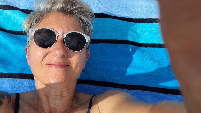 Über die Symptome zu sprechen, die Frauen in den Wechseljahren erleben, ist immer noch ein Tabu – oft sogar in der eigenen Partnerschaft. – Bild: SRF