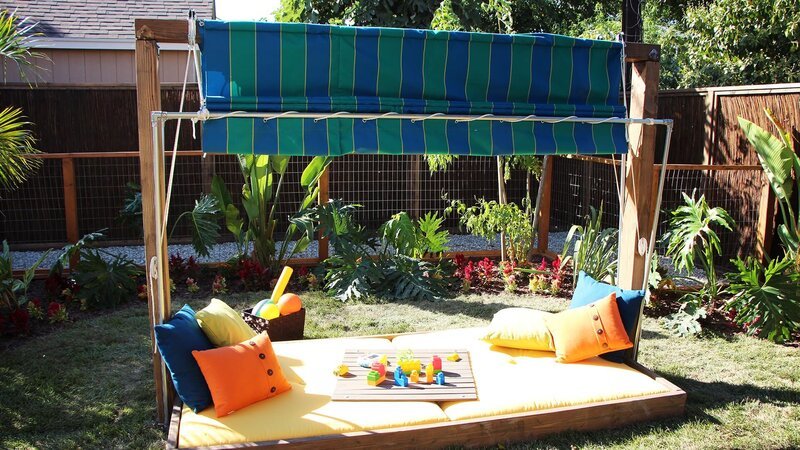 Der Garten von Lisset und Easley ist das Königreich ihrer Hunde. Landschaftsdesignerin Sara will Platz für Hund und Mensch schaffen. Für die Eltern errichtet sie einen gemütlichen Lounge-Bereich, die Kinder dürfen sich in einem neuen Spielzelt austoben und für die Hunde bleibt genug Platz zum Austoben. – Bild: HGTV