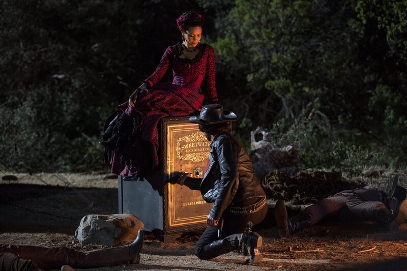 Maeve Millay (Thandie Newton) and Harlan Bell (Rodrigo Santoro). – Bild: 2016 Home Box Office, Inc. All rights reserved. HBO® and all related programs are the property of Home Box Office, Inc.