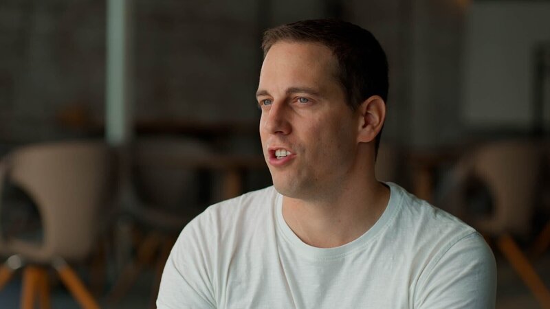 Interview mit Lukas Müller. – Bild: Max Foidl /​ ServusTV