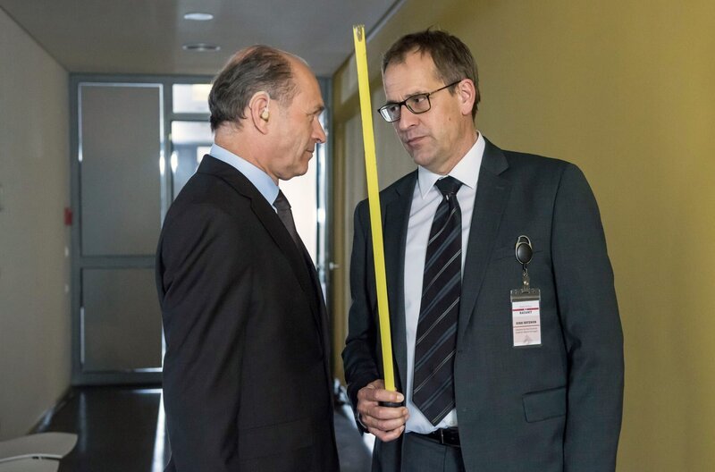 Wolfgang Berger (Horst Günter Marx, l.) ist nervös: Heute werden seine frisch renovierten Patientenzimmer abgenommen. Und das von dem alten Bekannten Dirk Ertzner (Stephan Schad, r.), der Wolfgangs Zimmer Jahre zuvor schon mal hat durchfallen lassen. – Bild: NDR/​ARD/​Jens Ulrich Koch