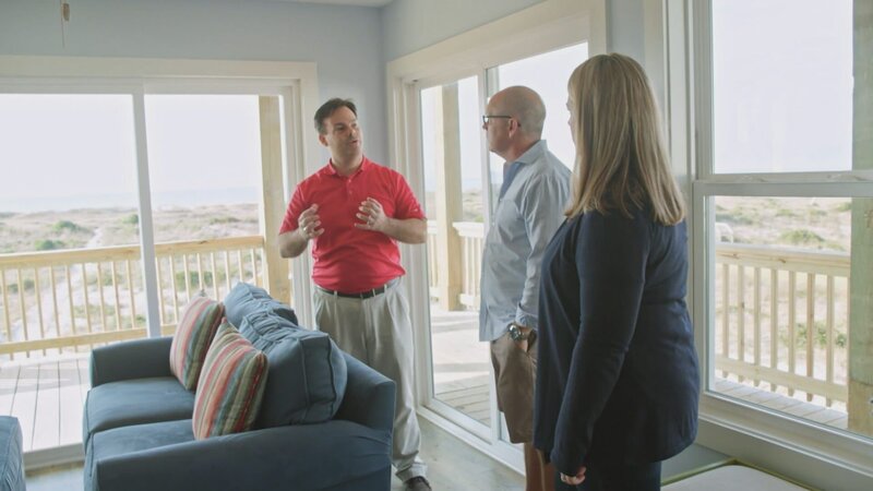 Jenn und Barry suchen ein Strandhaus auf Oak Island – die Gegend ist voll mit Eisdielen und ruhigen Stränden und damit perfekt für Familien geeignet. Für sich und ihre Kinder suchen sie ein Haus mit mindestens sechs Zimmern, einer großen Küche und einen Garten zum Grillen. Die Drillinge von Jenn hätten gerne einen Pool. – Bild: HGTV