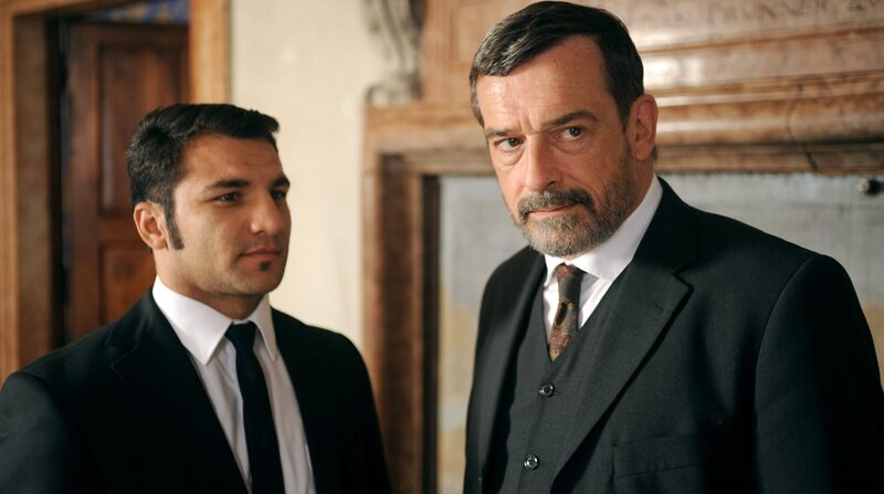 Mafia-Statthalter Rossi (Thomas Sarbacher, r.) und sein Bodyguard (Fabjan Thika). – Bild: ARD Degeto/​BR/​Hans-Joachim Pfeiffer