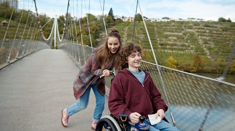 Frisch verliebt erobern Emily (Lina Hüesker) und Jonas (Julius Gause) gemeinsam die Welt. – Bild: SWR/Bojan Ritan Frisch verliebt erobern Emily (Lina Hüesker) und Jonas (Julius Gause) gemeinsam die Welt. – Bild: SWR/Bojan Ritan