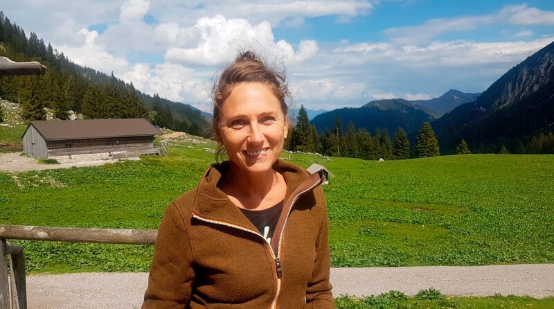 Martina hat sich für vier Monate für ein abgeschiedenes Leben auf der Alm entschieden. – Bild: BR