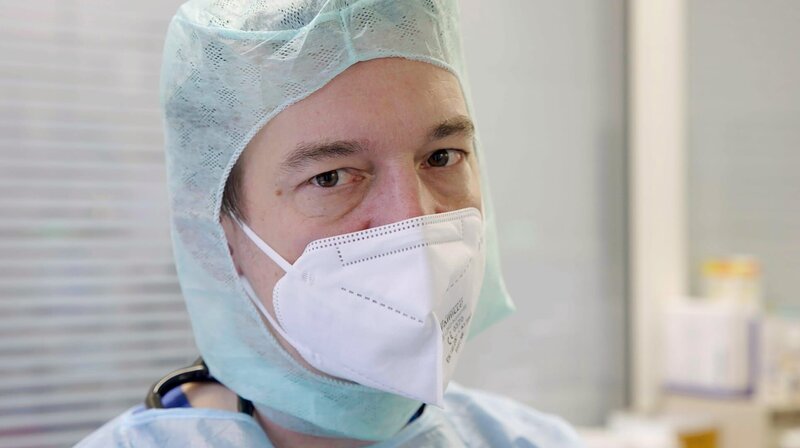 Die abflachende zweite Pandemiewelle lässt das Team der Station 43 Luft holen. Im Grenzbereich zwischen Leben und Tod haben die Ärzte und Pflegenden der Intensivmedizin und sich selbst alles abverlangt. Einige Covid-Patienten werden zu den ersehnten medizinischen Wundern, zu Überlebenden der Pandemie. Viele andere schaffen es nicht. Am Ende steht das Team vor der Frage: Was bleibt? Was kommt? – Intensivmediziner Oberarzt Jan Kruse. – Bild: rbb/​DOCDAYS/​Carl Gierstorfer