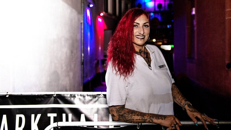 Anke Henkel arbeitet als Türsteherin der „Markthalle“, einem Club in Kaiserslautern. – Bild: ZDF