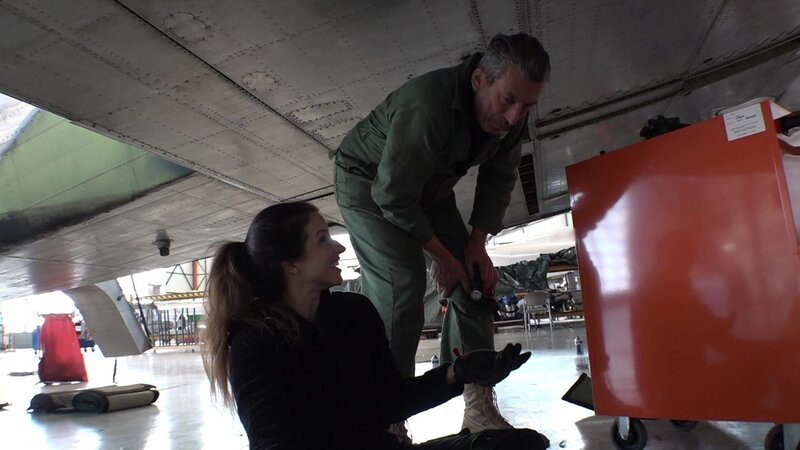 Michael Manousakis und Julie – Bild: Warner Bros. Discovery