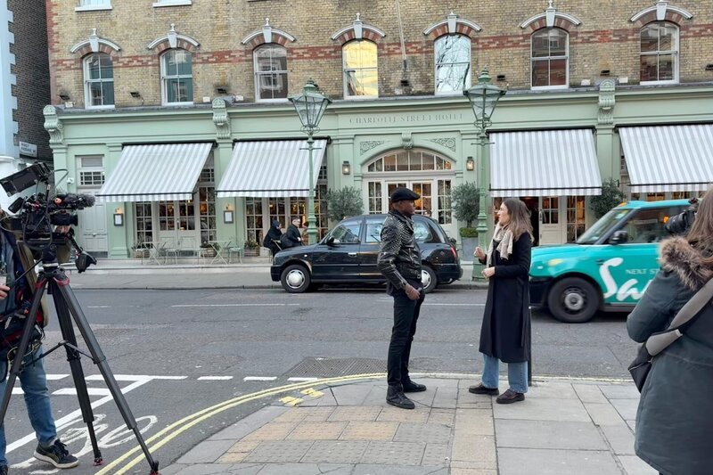 Korrespondentin Sophie Roupetz in London im Gespräch mit dem beliebtesten Mann auf der Dating App Tinder: Stefan-Pierre Tomlin hilft gebrochenen Herzen als Love Coach. – Bild: ORF