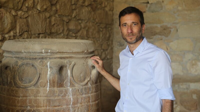 Der Archäologe Kostis Christakis mit Artefakten, die in Knossos gefunden wurden. – Bild: Science Channel