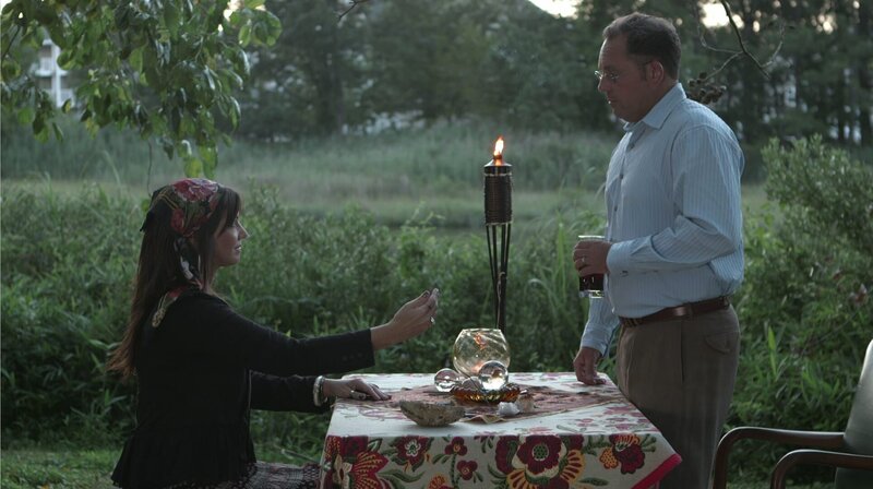 Chris with psychic. – Bild: Penelope Valcour /​ Destination America /​ Discovery Communications