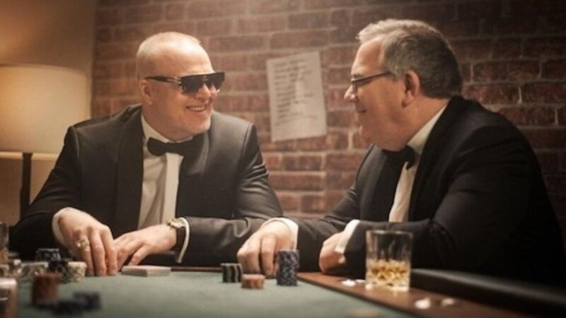 Stefan Raab und Elton setzen sich bei RTL wieder an den Pokertisch. – Bild: RTL/​Raab Entertainment