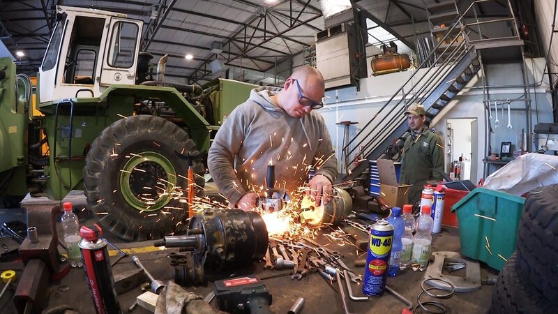 Die Hoffnung stirbt zuletzt. Das Mechaniker-Team von „Morlock Motors“ will dort einen 20 Tonnen schweren AM General M917 auf Vordermann bringen. – Bild: Warner Bros. Discovery