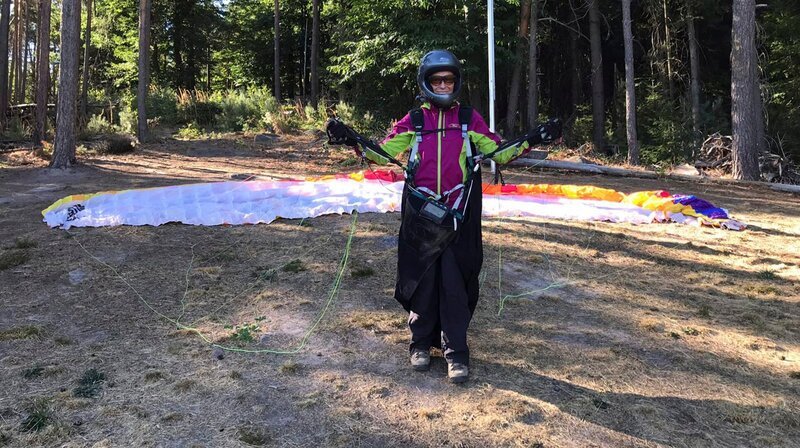 Martina Esch, die erste Gleitschirmfliegerin der Pfalz – Bild: MDR/​Friedrich