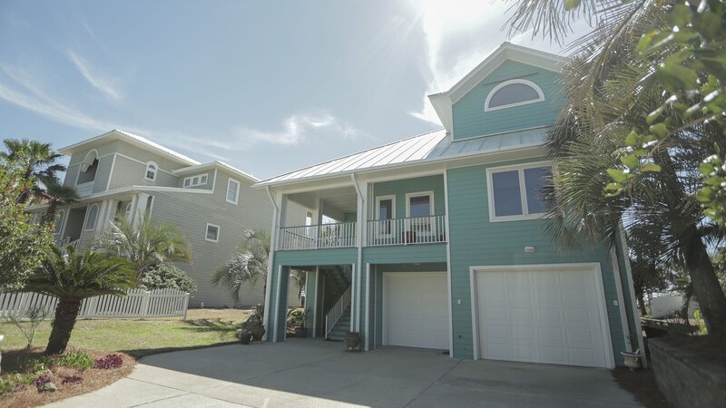 The exterior of the Perdido Key House in Pensacola, Florida, as seen on HGTV’s Beach Hunters. – Bild: WSP 6D DS3 /​ © 2017, Scripps Network Interactive, Inc. All Rights Reserved.