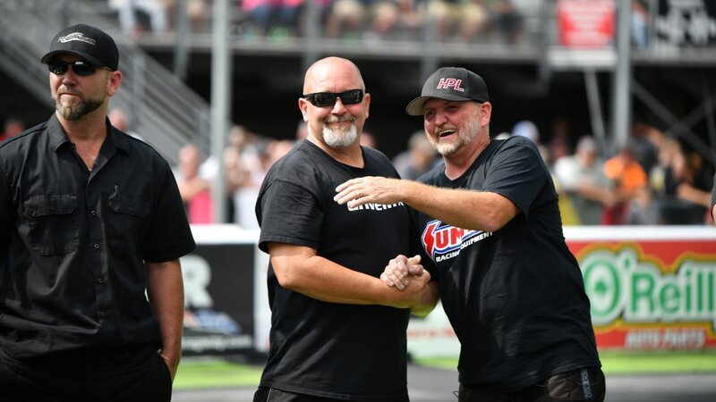 Chuck and Jeff Lutz interact during the second drivers meeting. – Bild: ADRIAN BERRYHILL /​ Discovery Channel