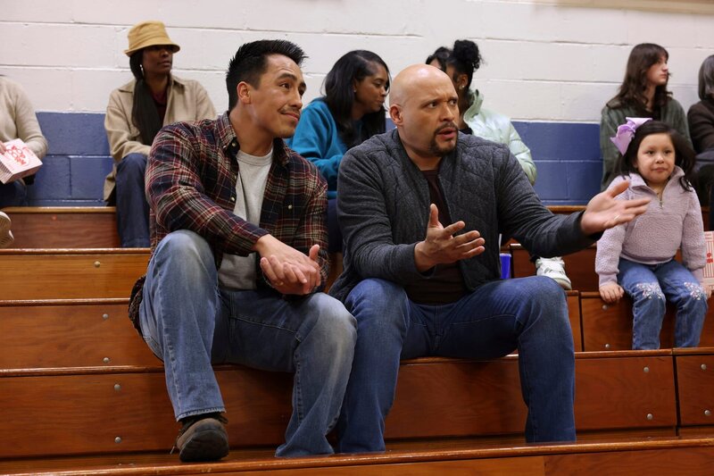 Chicago Fire Staffel 12 Folge 10 Ungemütliche Stimmung beim Basketball: Grey Acuna als Dennis Mejia, Joe Minoso als Joe Cruz – Bild: SRF/​NBC Universal