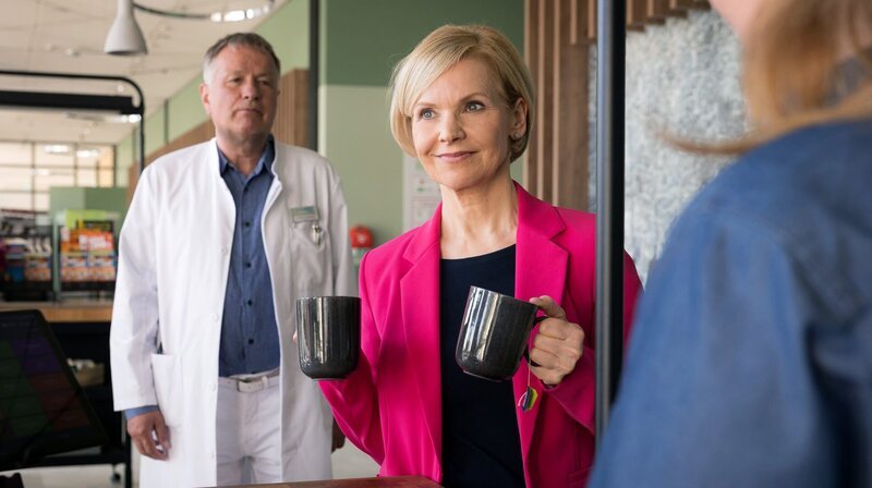 Dr. Roland Heilmann (Thomas Rühmann) hat bemerkt, dass sich Dr. Kathrin Globisch (Andrea Kathrin Loewig) irgendwie verändert hat. – Bild: MDR/​Rudolf Wernicke