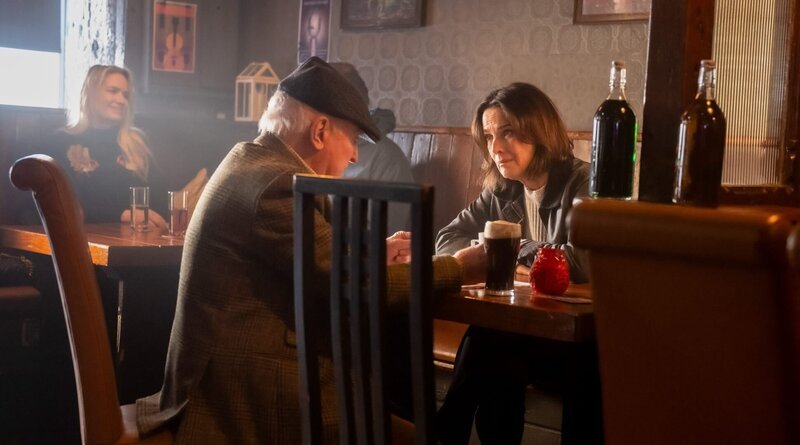 Bei einem Stout erfährt Cathrin Blake (Désirée Nosbusch, re.) Neuigkeiten von Pflegeheimbewohner James Doherty (Ronan Wilmot). – Bild: ORF/​Beta Film/​Degeto/​Good Friends Filmproduktions GmbH/​Patrick Redmond