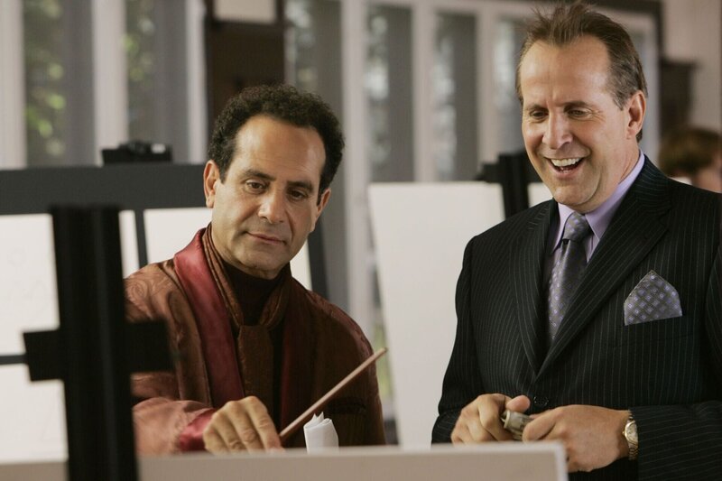 Der schwerreiche Russe Petya Lovak (Peter Stormare) ist begeistert von Monks (Tony Shalhoub) künstlerischem Talent und kauft Monks zweifelhaften Werke für beachtliche Summen auf. +++ – Bild: RTLplus /​ Universal /​ Mr. Monk malt