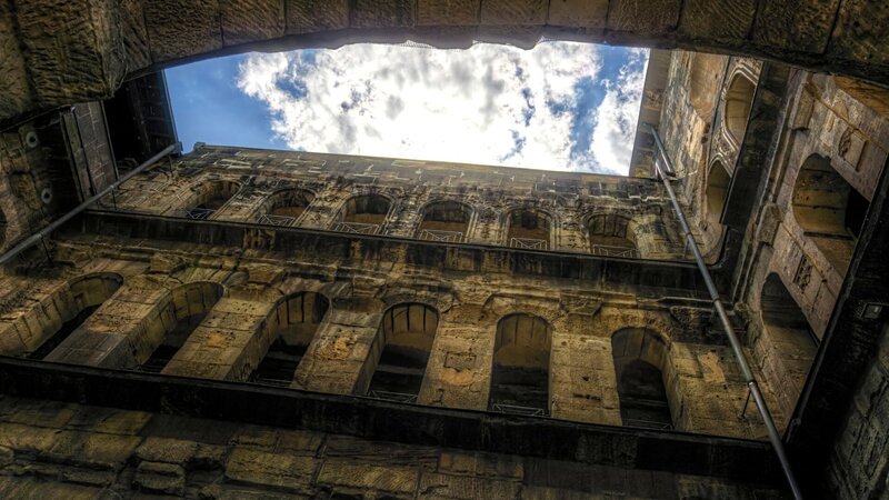 Berühmte Porta Nigra in Trier, Deutschland. – Bild: Tomekbudujedomek /​ Getty Images /​ Moment RFGettyImages-696677976 /​ This content is subject to copyright.