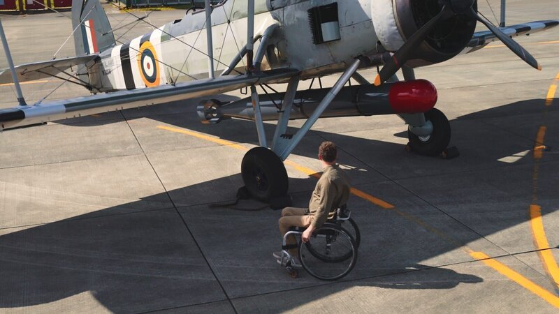 Der ehemalige Marinesoldat Arthur Williams inspiziert einen Fairey Swordfish. – Bild: National Geographic