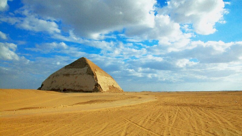 Pyramiden in einer trockenen Landschaft, Gebogene Pyramide, Dashur, Ägypten – Bild: Medioimages/​Photodisc /​ Getty Images /​ PhotodiscGettyImages-56675357 /​ This content is subject to copyright.