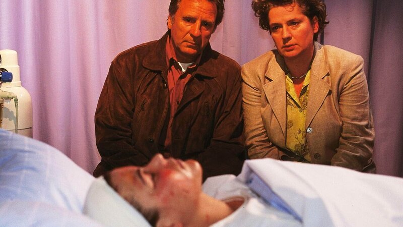 Uschi (Barbara Freier) und Wolfgang König (Horst Wennemann) machen sich schwere Vorwürfe, daß es soweit mit ihrer Tochter Sonja (Katharina Wackernagel) kommen konnte. – Bild: RTL