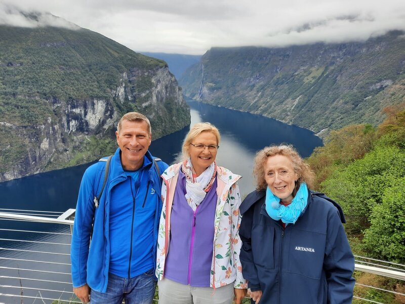 Alesund/​Geirangerfjord/​Norwegen. Ausflug: Überlandausflug von Alesund nach Geiranger mit den Passagieren Heinz und Helga mit Reiseleiterin Kiona. – Bild: Sibylle Nies /​ BR, Bewegte Zeiten Filmproduktion GmbH