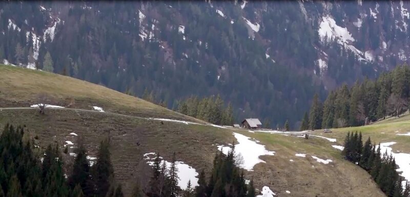 An der Baumgrenze, wo die Natur steil, karg und felsig ist, wird die Forstarbeit beschwerlich und gefährlich. – Bild: ORF/​Pammer Film
