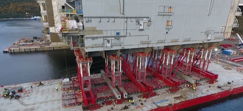 Side view of the crew headquarters being skidded and lifted into position. – Bild: Fagioli