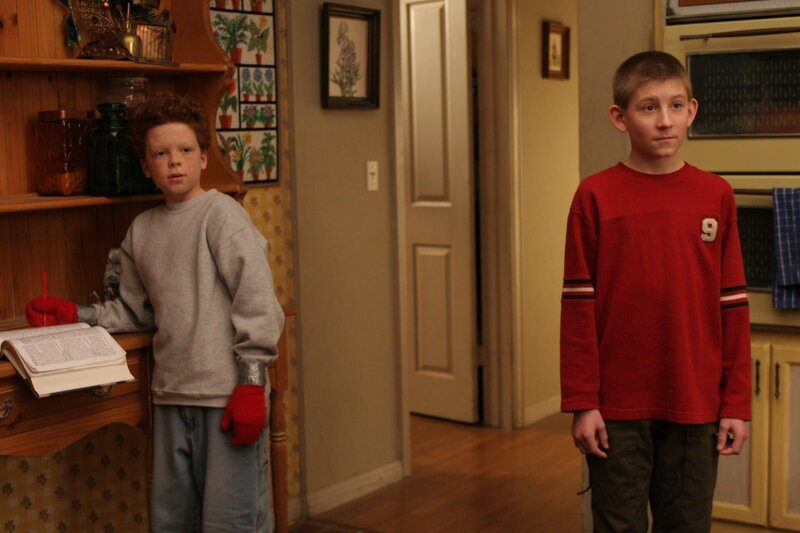 Dewey (Erik Per Sullivan, r.) lädt Chad (Cameron Monaghan, l.) zum Übernachten ein, wovon Hal allerdings überhaupt nicht begeistert ist … – Bild: ViacomCBS