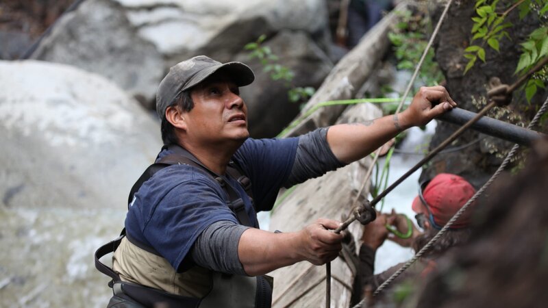Carlos Minor looking for a position to place the anchors for the skyline with Paul Richardson in the background – Bild: Warner Bros. Discovery, Inc. or its subsidiaries and affiliates