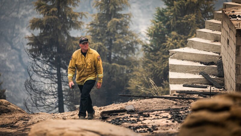 Battalion Chief Josh Campbell begutachtet die Schäden, die das Carmel-Feuer in Carmel Valley, Kalifornien, verursacht hat. – Bild: Discovery Communications, LLC