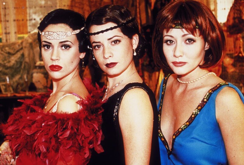 (v.l.n.r.) Phoebe (Alyssa Milano); Piper (Holly Marie Combs); Prue (Shannen Doherty) – Bild: CBS Studios Inc.