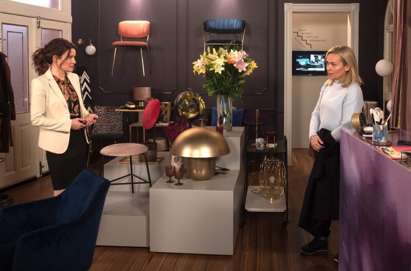 Mona (Jana Hora-Goosmann, r.) und Tatjana (Judith Sehrbrock, l.) können darüber lachen, dass sie schon wieder um den selben Mann kämpfen. – Bild: ARD/​Nicole Manthey