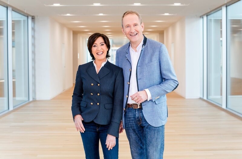 Ursula Heller und Tilmann Schöberl. Talk-Runde zum Politiker-Derblecken: Ursula Heller und Tilmann Schöberl laden ein zu „Sauber derbleckt“, bei dem sie sich live mit ihren Gästen über die Höhepunkte von Fastenrede und Singspiel unterhalten und die besten Momente der Starkbierprobe auf dem Nockherberg noch einmal zusammen durchgehen. – Bild: BR/​Vera Johannsen